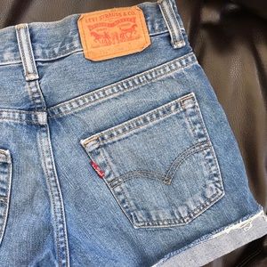 Levis cutoff shorts!